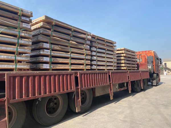 鋁板出貨現(xiàn)場(chǎng)